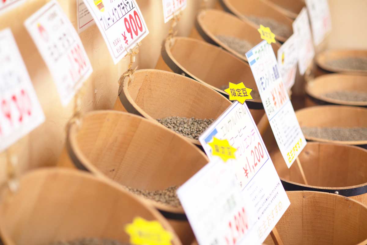 コーヒーローストおかべ,豆の入った樽